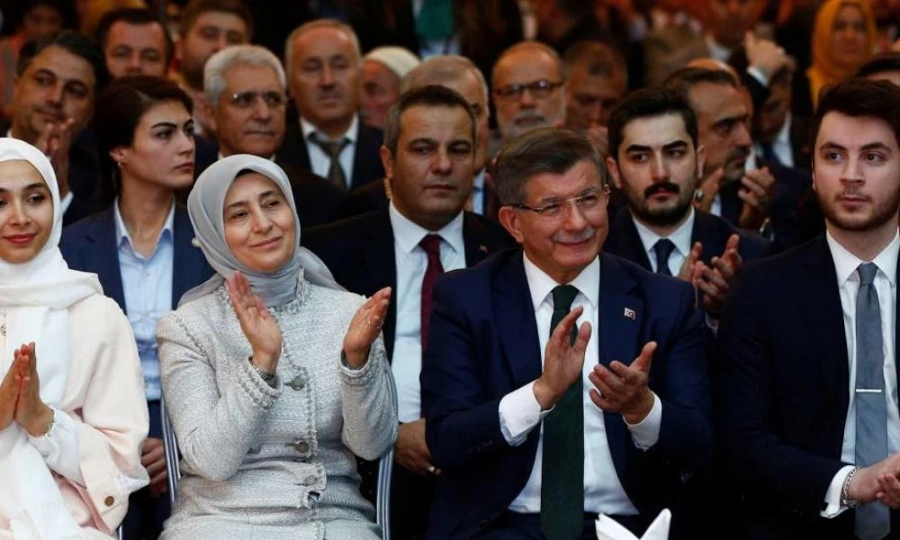 "Βόμβα" από Νταβούτογλου: "Ο Ερντογάν σύντομα θα «εξαλειφθεί» από στρατιωτικά στοιχεία"